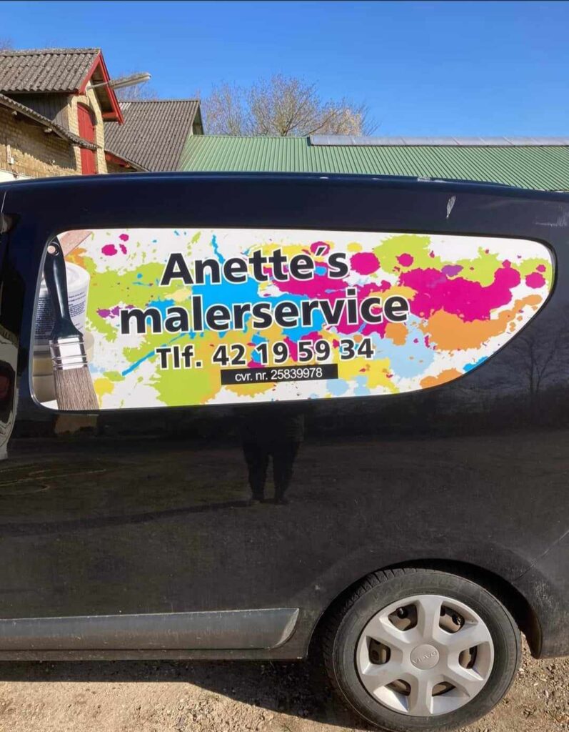 Anettes malerservice bil med farverigt skilt